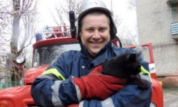На Днепропетровщине спасатели сняли кота с дерева 