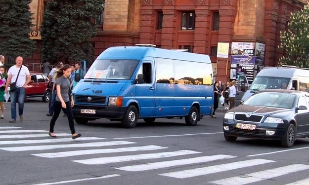 ДТП в Днепре: маршрутный микроавтобус сбил пешехода 
