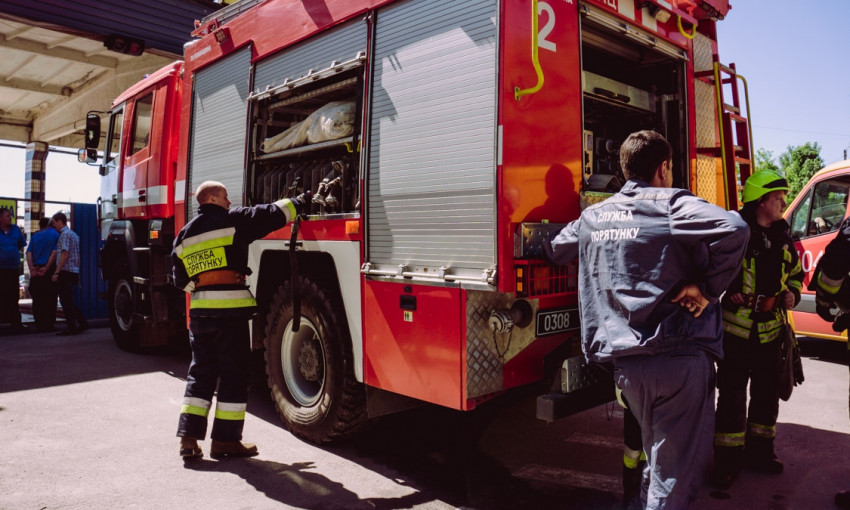 Пожар в Днепре: сотрудники ГСЧС тушили киоск и газовую трубу