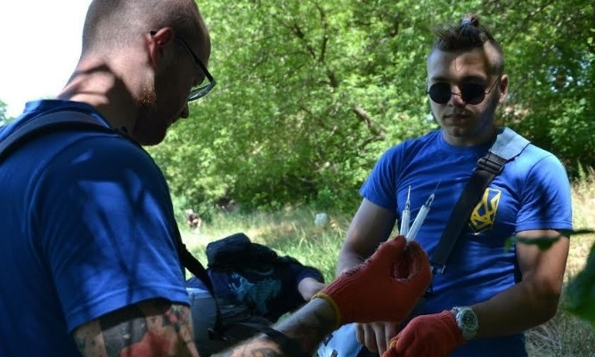 На Днепропетровщине активисты убирали за наркоманами