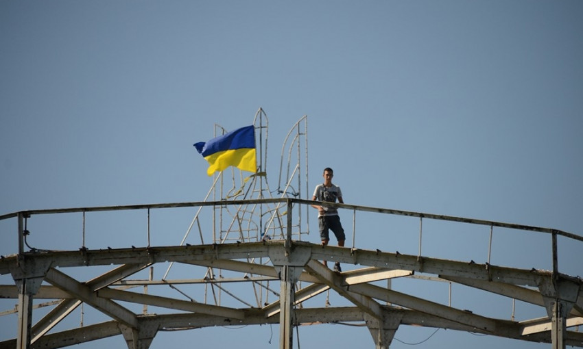 Днепрянин повесил флаг Украины на вершине моста на Монастырский остров