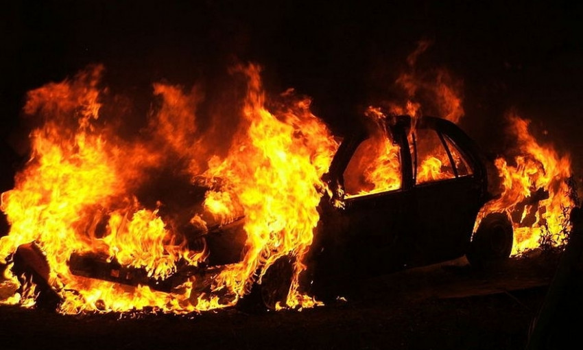 ДТП на Днепропетровщине: на стоянке сгорел автомобиль 