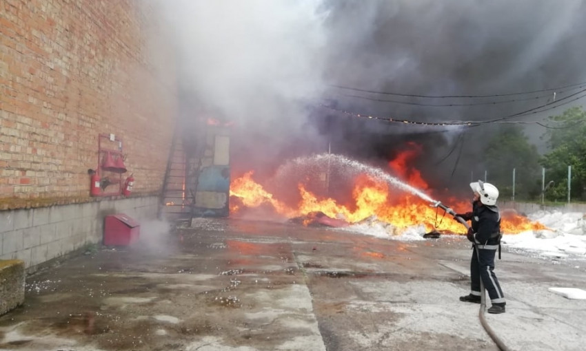 Пожар на Днепропетровщине: сотрудники ГСЧС тушили склад 