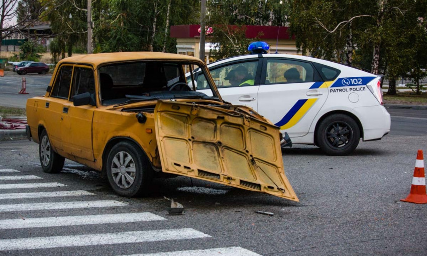 ДТП в Днепре: на дороге столкнулись ВАЗ и Mercedes 