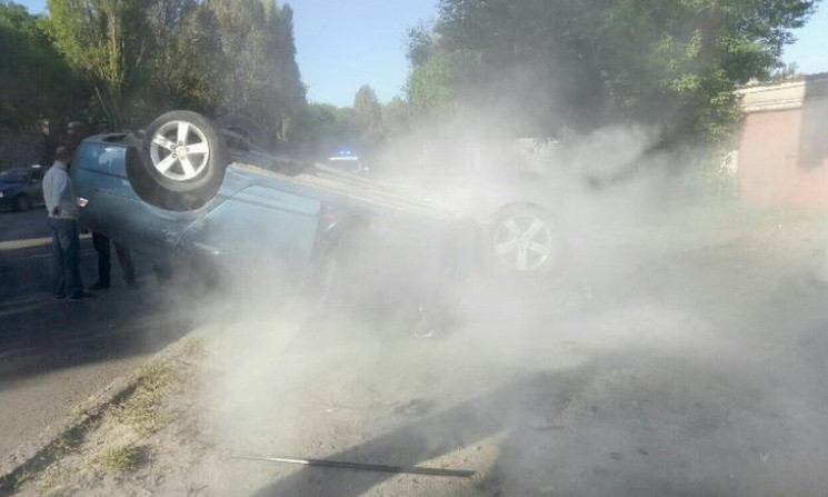ДТП в Днепре: автомобиль перевернулся и загорелся на дороге
