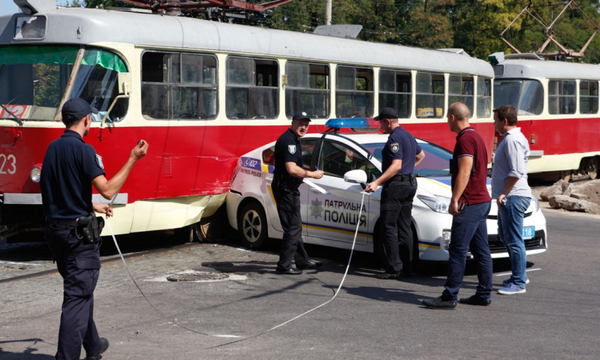ДТП в Днепре: трамвай протаранил полицейское авто 