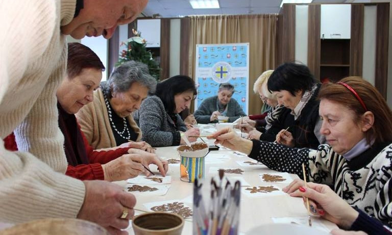 В Днепре пенсионеры рисовали шоколадом 
