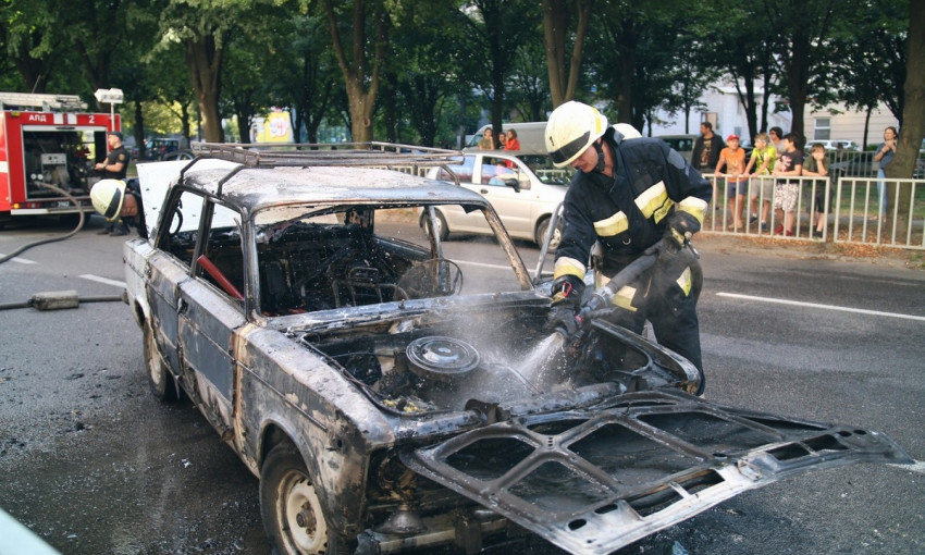 Пожар в Днепре: сотрудники ГСЧС тушили «Жигули»