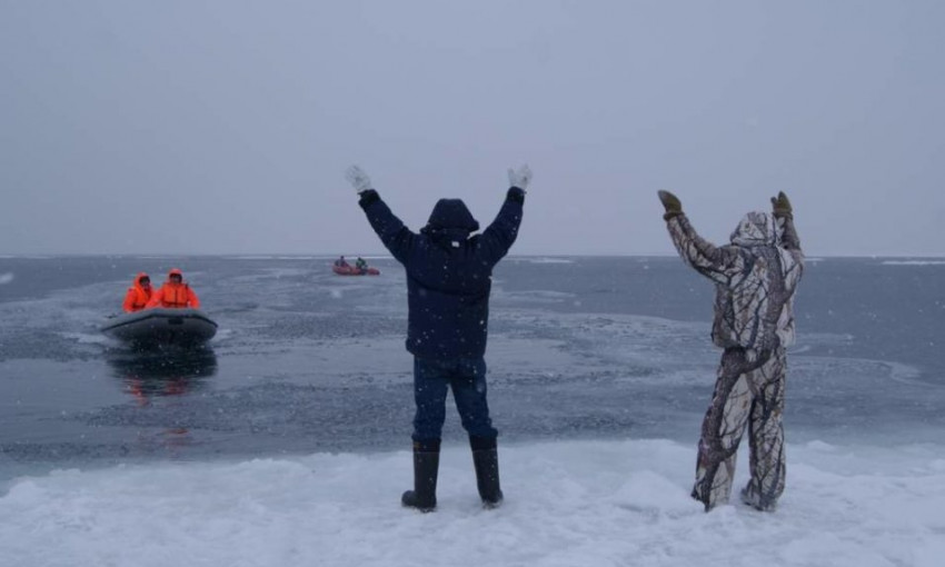 Лед тронулся: в Днепре рыбаки уплыли на льдине 
