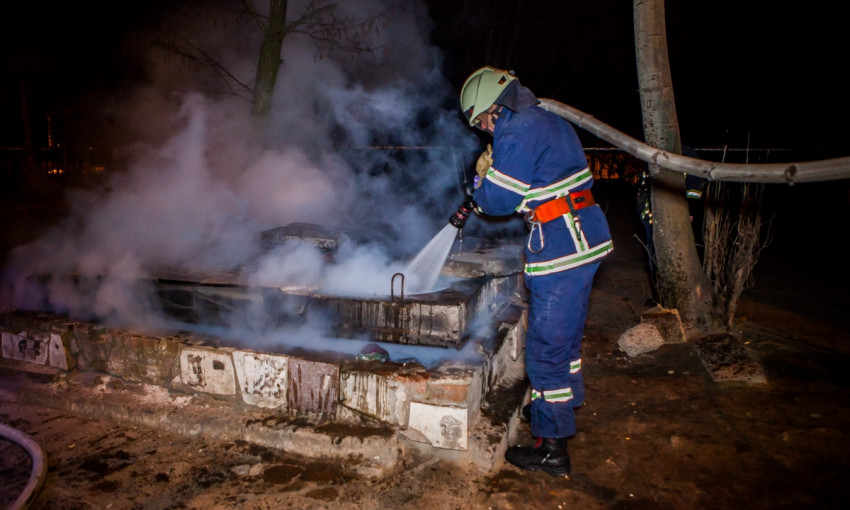 Пожар в Днепре: возле дома на улице Героев загорелся коллектор