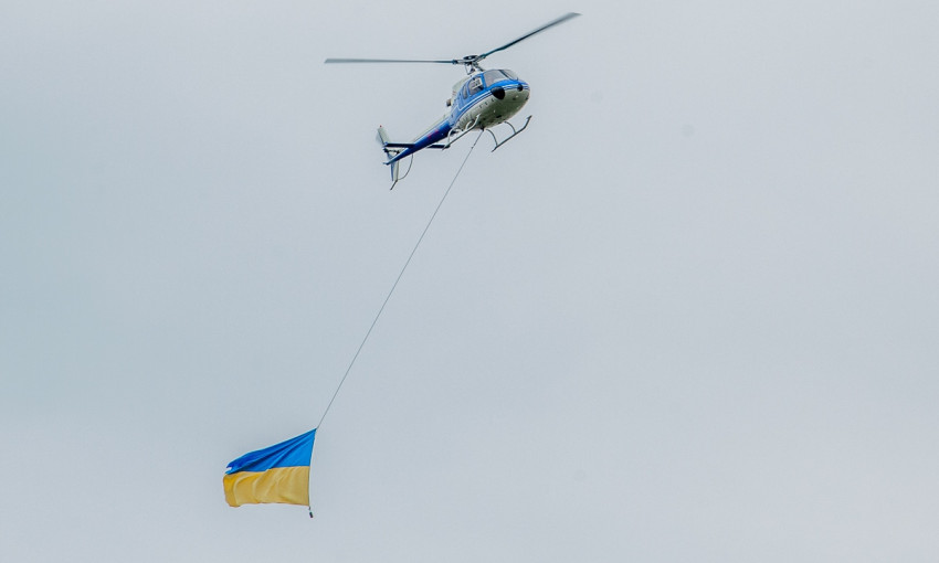 Над небом Днепра пронесся вертолет с флагом Украины
