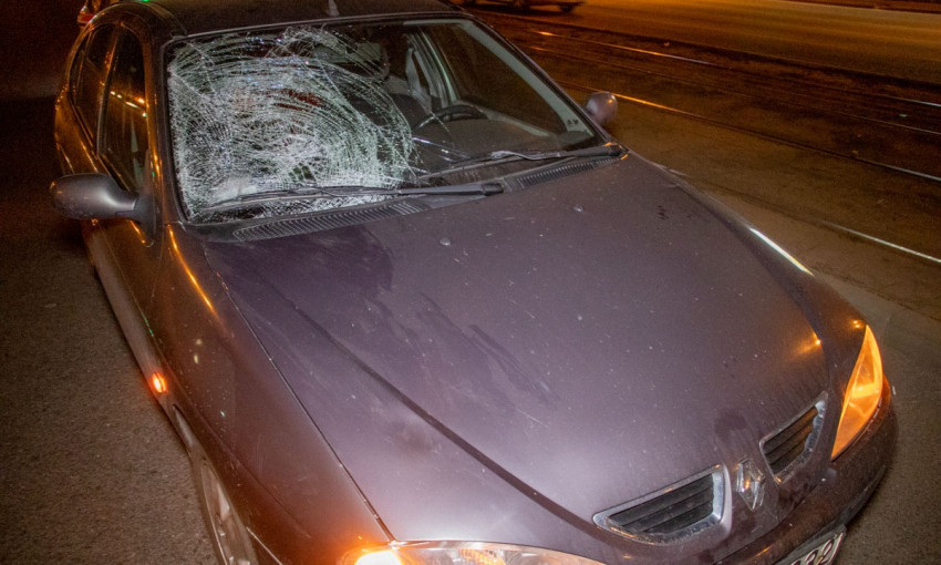 ДТП в Днепре: на проспекте Хмельницкого Renault сбил пешехода
