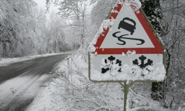 Полиция Днепра призывает водителей к осторожности из-за снега