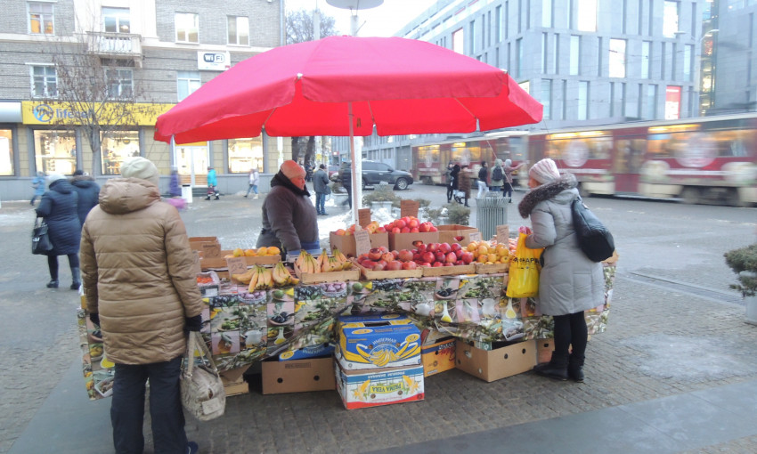 Привет из 90-х: в центре Днепра продают фрукты