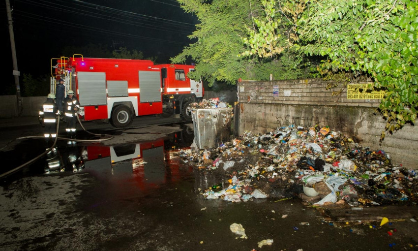 Пожар в Днепре: сотрудники ГСЧС тушили мусорные контейнеры 