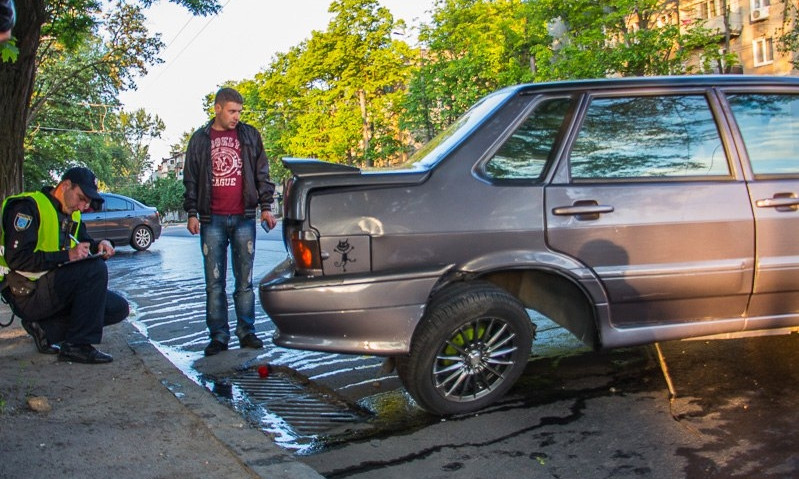 ДТП в Днепре: автомобиль сломал колеса об крышку люка 