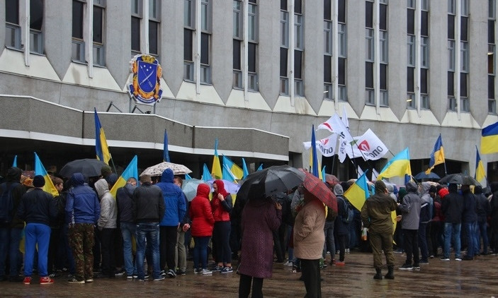 Под стенами городского совета Днепра устроили четыре митинга 