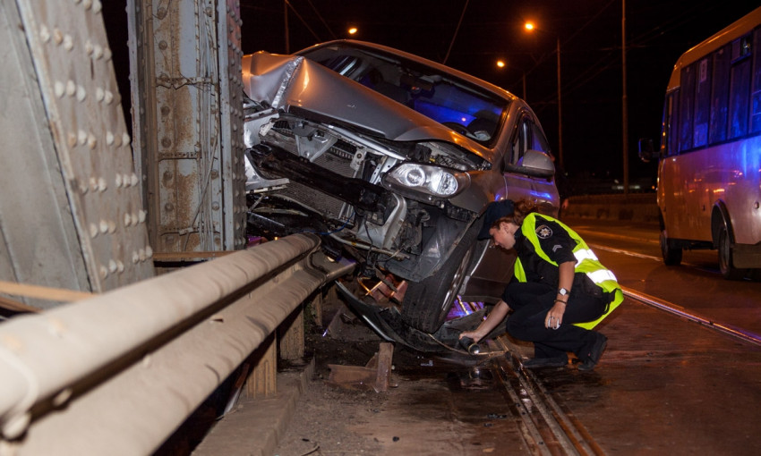ДТП в Днепре: авто попало в аварию на Амурском мосту 