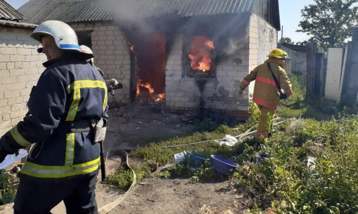 Пожар под Днепром: сотрудники ГСЧС тушили дом 