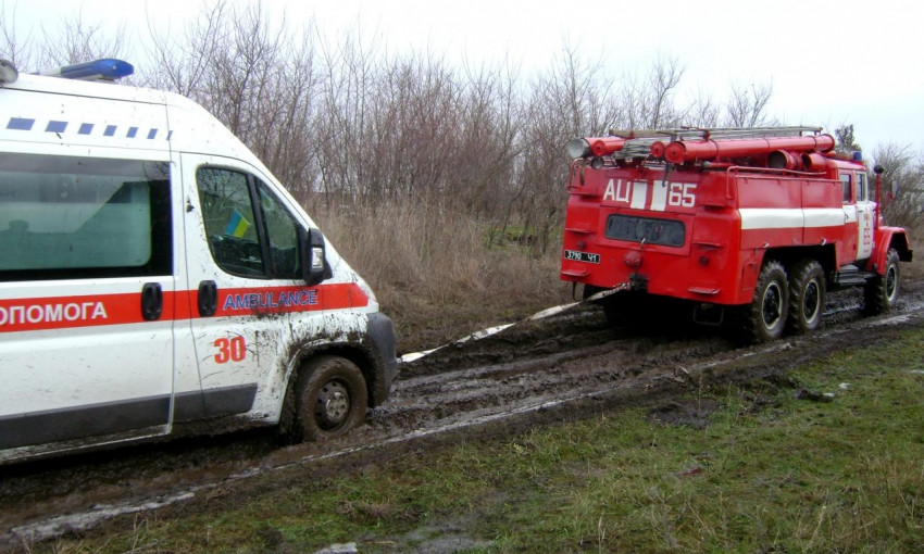На Днепропетровщине скорая помощь застряла в грязи 