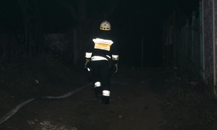 Пожар на Днепропетровщине: сотрудники ГСЧС тушили гараж 