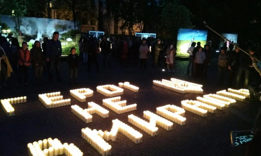 В Днепре под зданием ДнепрОГА зажгли свечи в честь бойцов АТО