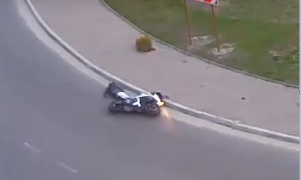 ДТП на Днепропетровщине: мотоциклист упал с мотоцикла на повороте 