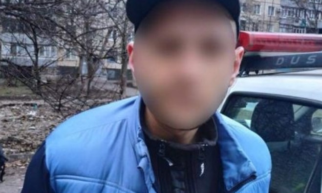 На Днепропетровщине мужчина выхватил телефон из рук девушки 