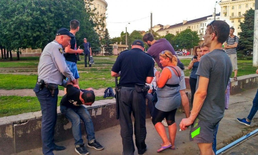 ЧП в Днепре: на Вокзальной площади мужчина пытался ограбить женщину