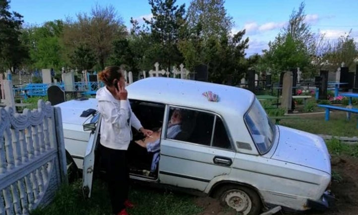 ДТП под Днепром: пьяная женщина без прав въехала в памятник на кладбище