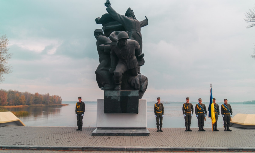 В Днепре возложили цветы к памятнику воинам 152-й стрелковой дивизии
