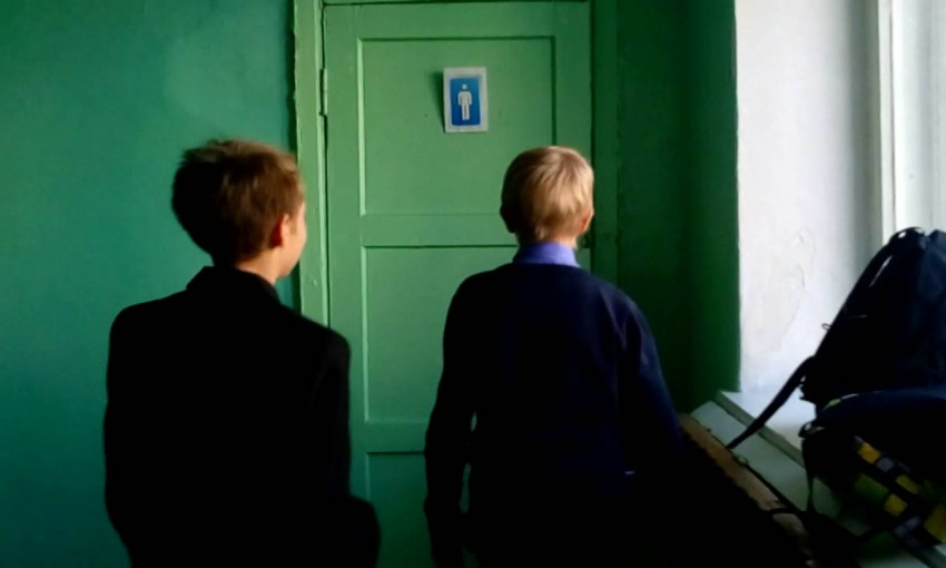 В Днепре показали самый ужасный школьный туалет 