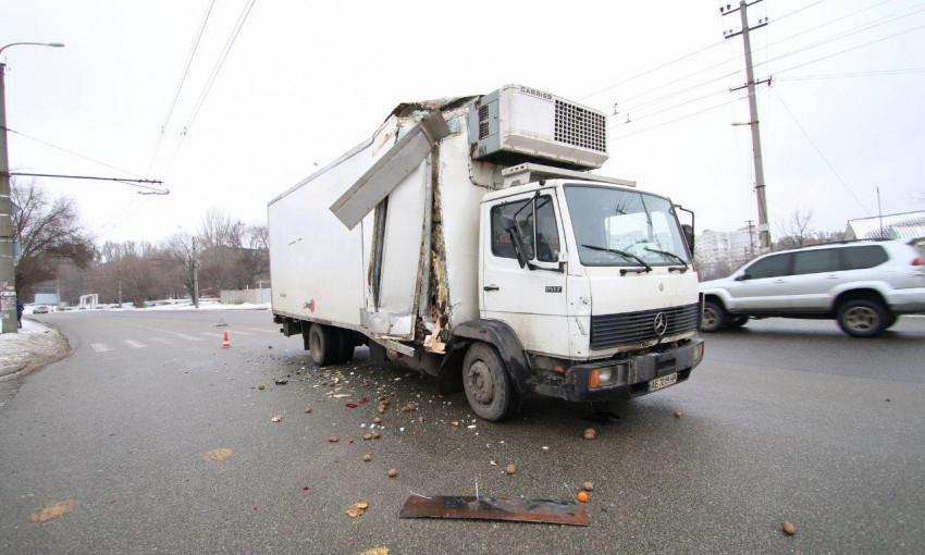 Картофельное ДТП в Днепре: столкнулись два грузовых авто