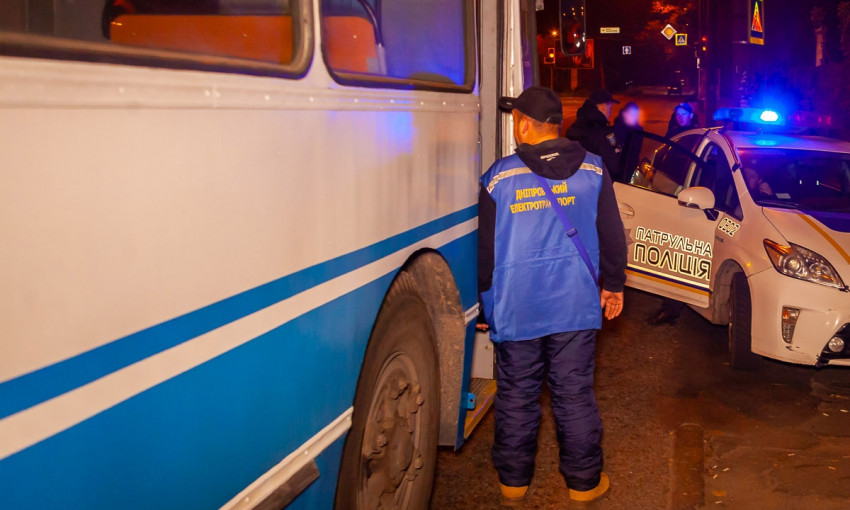 ЧП в Днепре: парень с ножом бросался на кондуктора троллейбуса