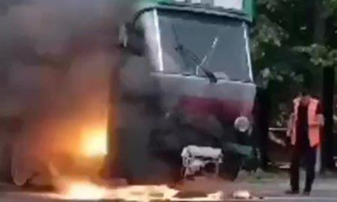 Пожар в Днепре: сотрудники ГСЧС тушили трамвай
