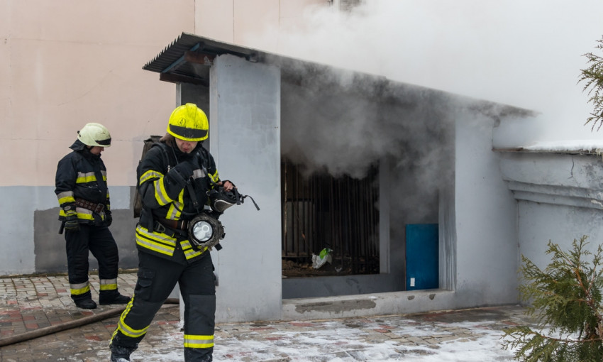 Пожар в Днепре: сотрудники ГСЧС тушили сауну