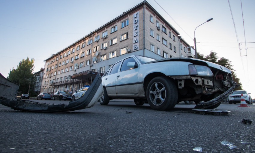 ДТП в Днепре: возле "Поплавка" столкнулись два автомобиля 