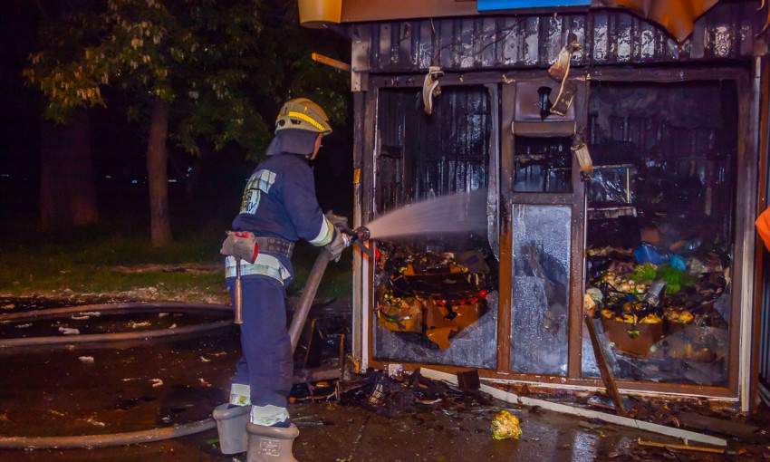 Пожар в Днепре: возле «Дафи» загорелся киоск