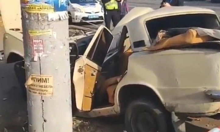 ДТП на Днепропетровщине: автомобиль врезался в столб 