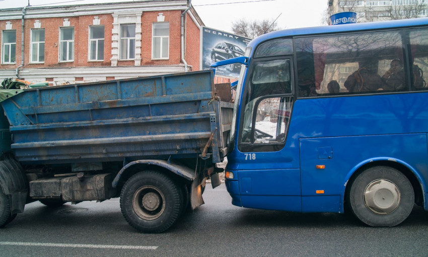 ДТП в Днепре: на дороге столкнулись автобус и грузовик
