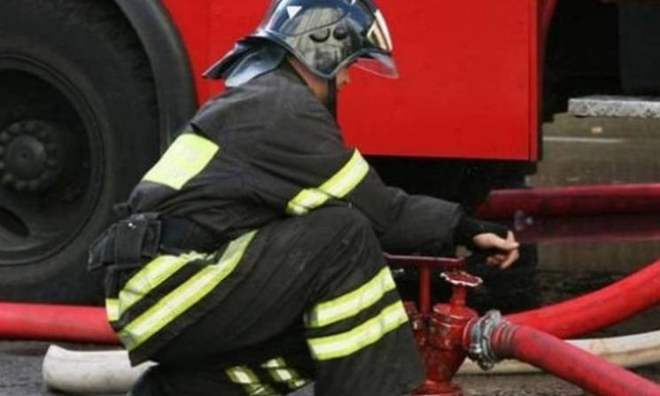 Пожар на Днепропетровщине: спасатели вытащили мужчину из горящей квартиры