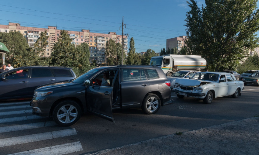 ДТП в Днепре: на дороге столкнулись два авто