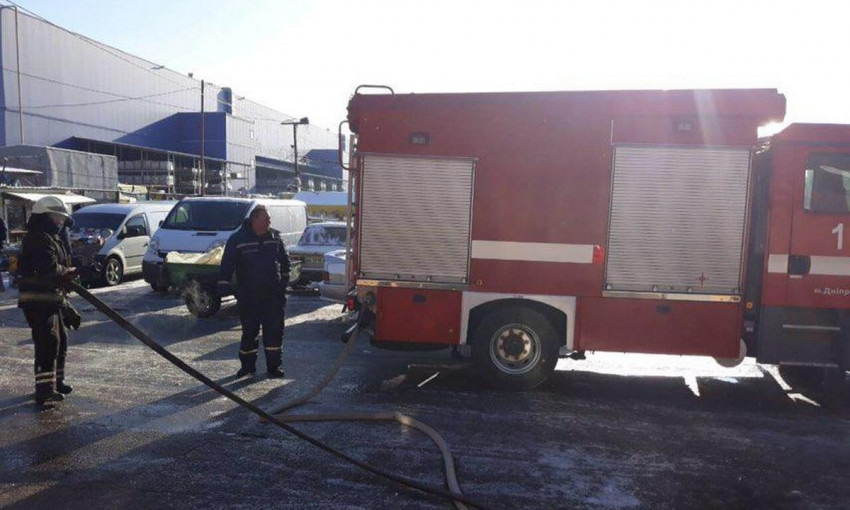 Пожар в Днепре: сотрудники ГСЧС тушили "Шашлык-маркет"