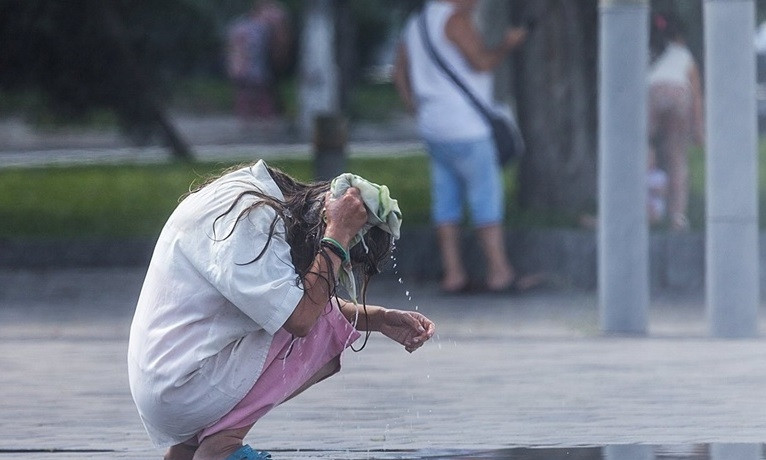 Креативный Днепр: девушка помыла голову в фонтане
