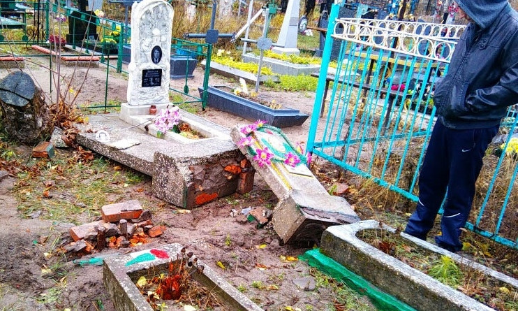 На Днепропетровщине наркоманы ломали памятники на кладбище