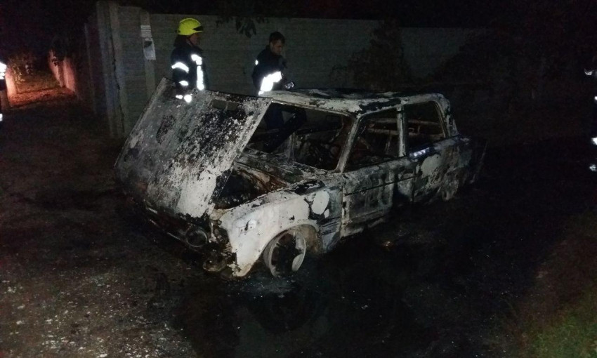 Пожар в Днепре: автомобиль загорелся на ходу 
