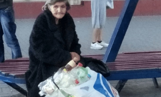 В Днепре пожилую женщину с пакетами не впустили в троллейбус 