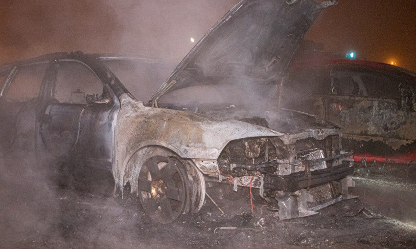 Пожар в Днепре: сотрудники ГСЧС тушили авто