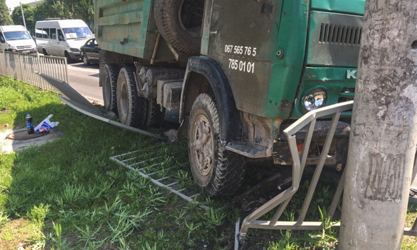 ДТП в Днепре: на Макарова КамАЗ врезался в пешеходное ограждение