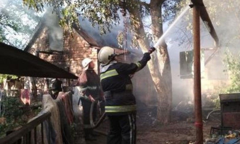 Пожар на Днепропетровщине: сотрудники ГСЧС тушили дачу 